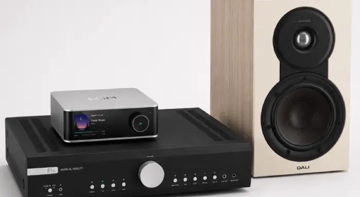 Amplificateur Atoll, lecteur réseau Lumin et enceinte DALI