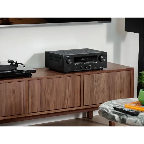 DRA-900H Ampli-tuner AV 100W 4K à 2.2 canaux Powered by HEOS™ en condition réel sur meuble vue de près