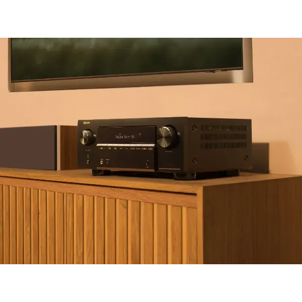Denon AVR-X2900H DAB 7.2 canaux, 95 W, amplificateur AV 4K/8K Dolby Atmos avec technologie HEOS™ en condition réel sur meuble