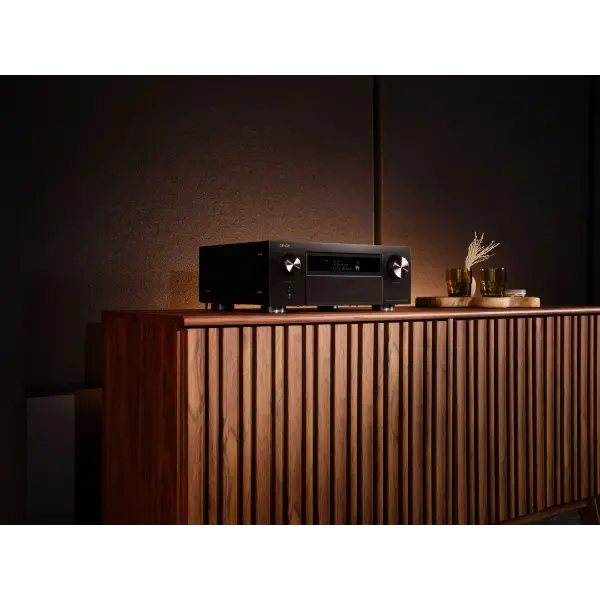 AVC-X6800H Ampli-tuner AV 140W 8K à 11.4 canaux Powered by HEOS Noir en condition réel sur meuble