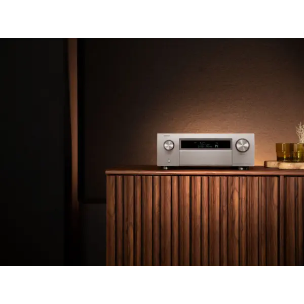 AVC-X6800H Ampli-tuner AV 140W 8K à 11.4 canaux Powered by HEOS Argent en condition sur meuble