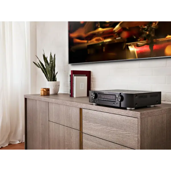 Marantz NR1510 Ampli-tuner AV compact 5.2 canaux Powered by HEOS™ avec 50 W, 4K et 6 entrées HDMI Noir vue en condition réel sur meuble