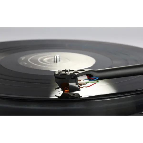 Rega Nd9 MM vue sur disque vinyle en action