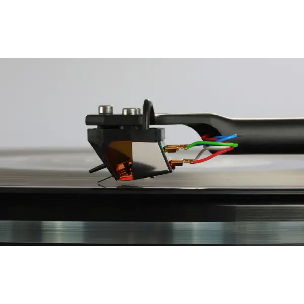 Rega Nd9 MM vue zoomer sur disque vinyle en action