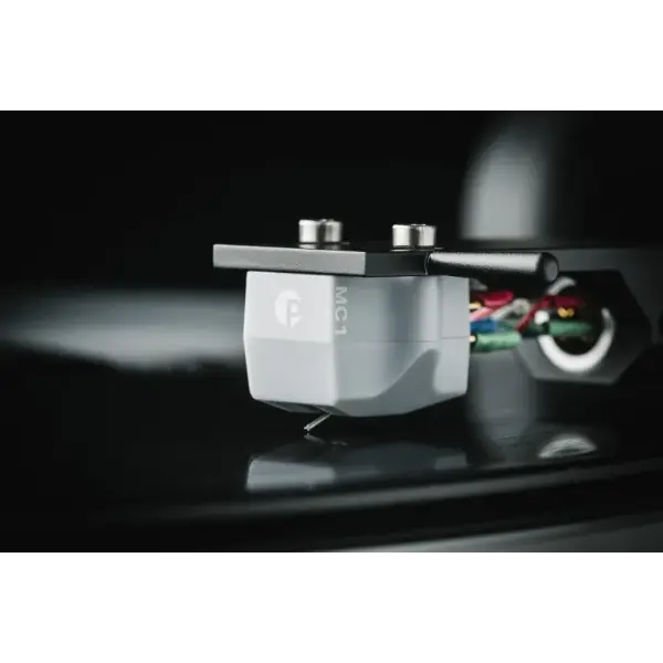 Pro-Ject Pick It MC 1 vue de profile sur bras de lecture