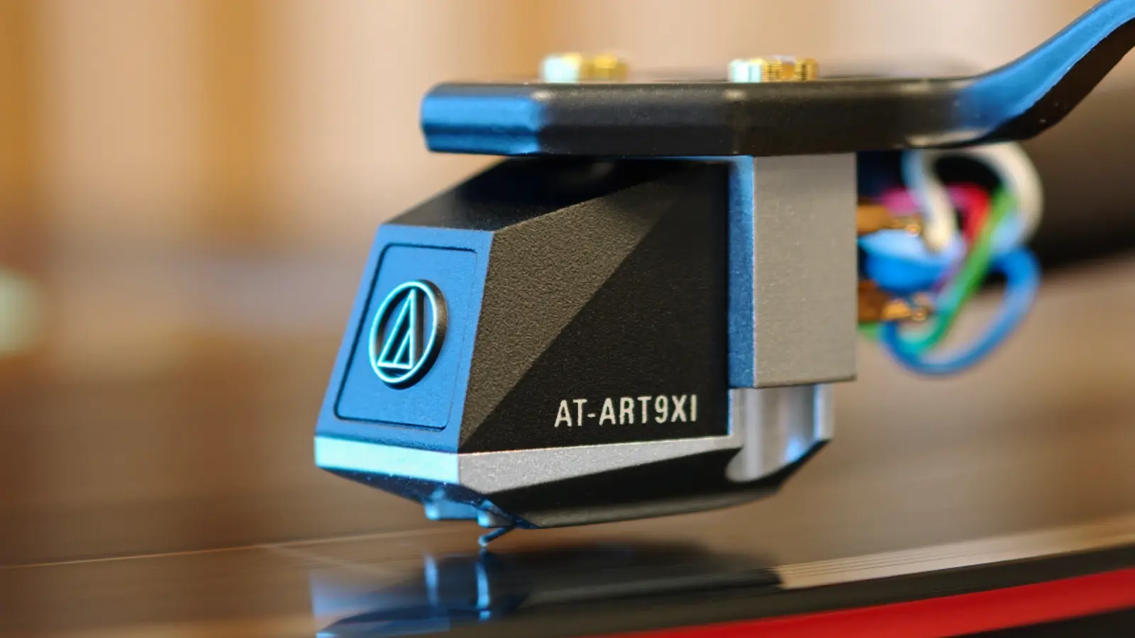 Gros plan sur le diamant d'une cellule Audio-Technica posé dans le sillon d'un disque vinyle
