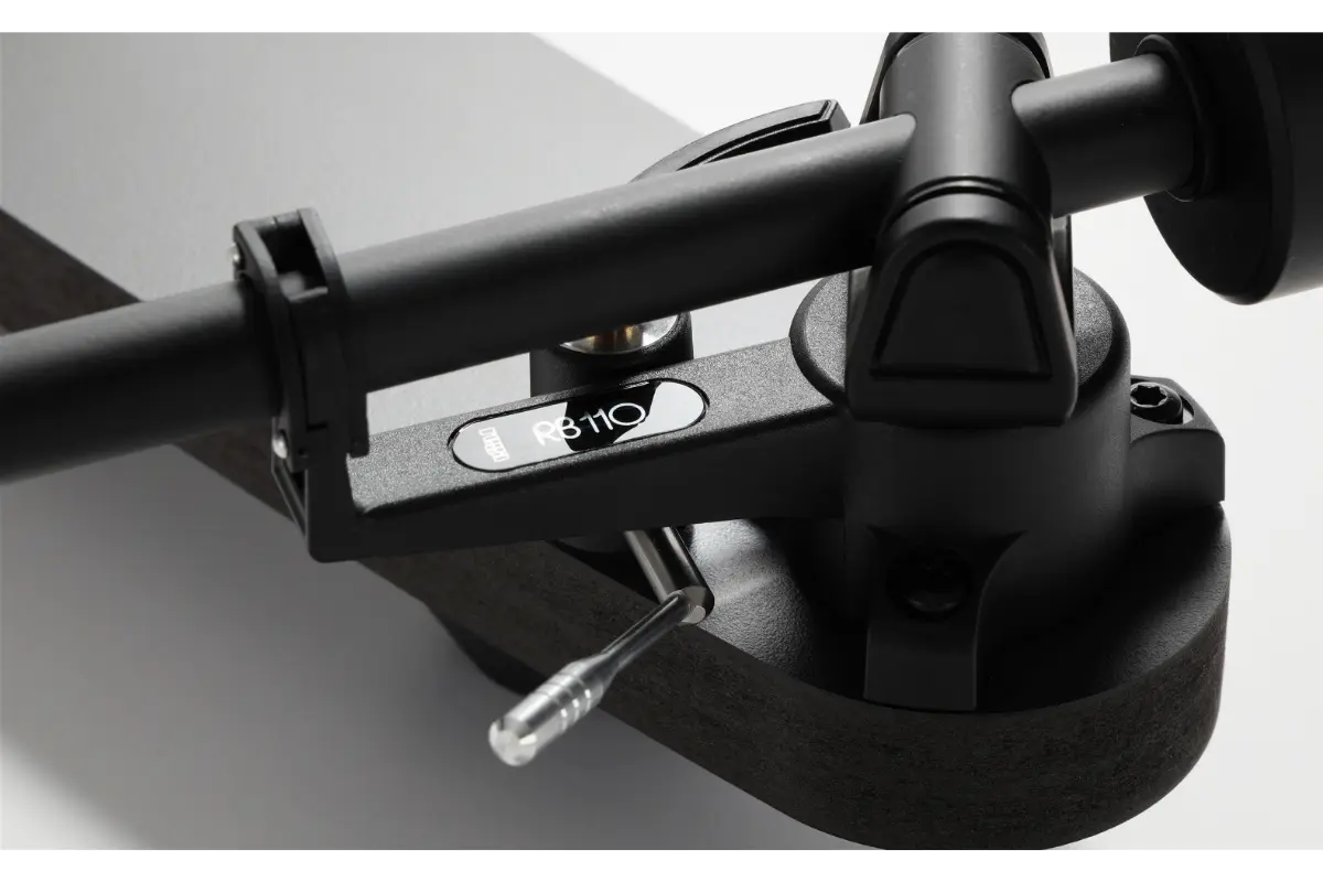 Détail du bras Rega RB110